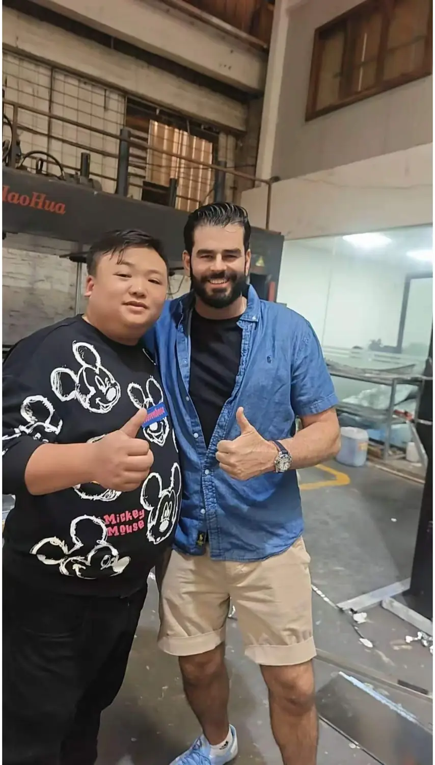 YUANQIRUN team member meeting an overseas client at the factory